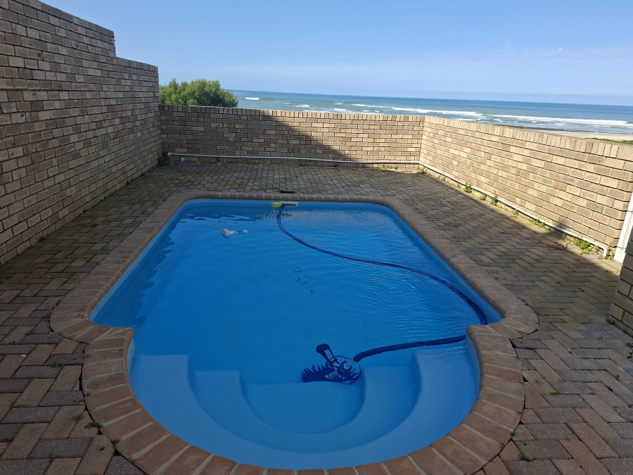 6 Bedroom Property for Sale in Aston Bay Eastern Cape